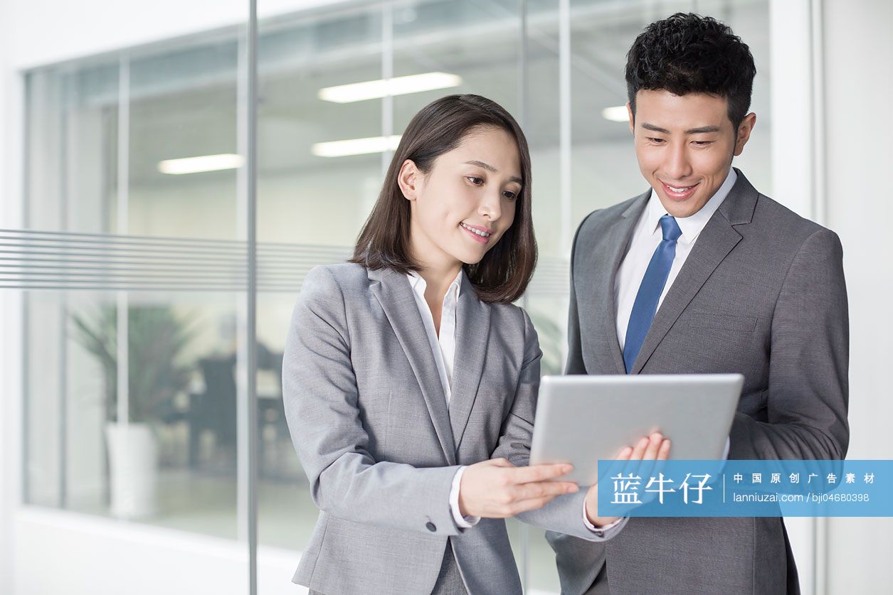 商务人士一起看平板电脑