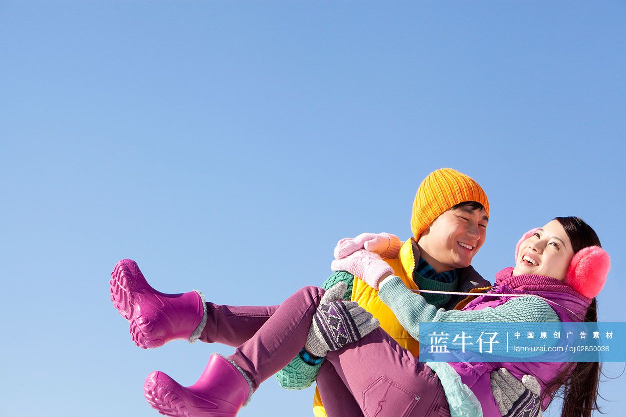 年轻情侣在滑雪场-蓝牛仔影像-中国原创广告影像素材
