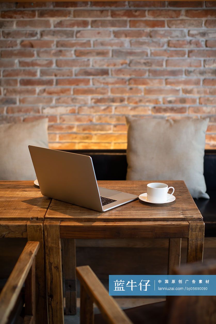 咖啡和笔记本电脑