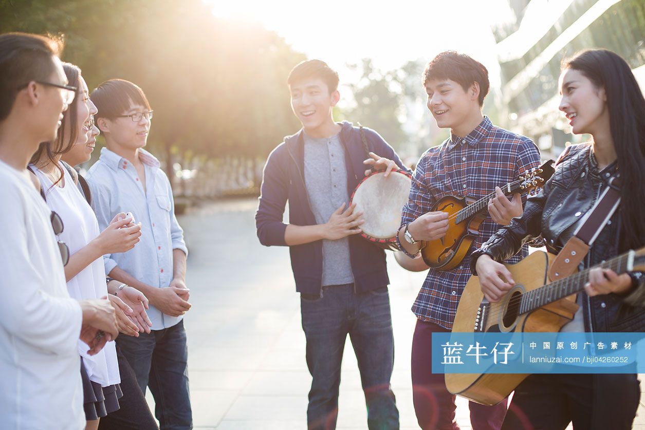年轻人在街边演奏音乐