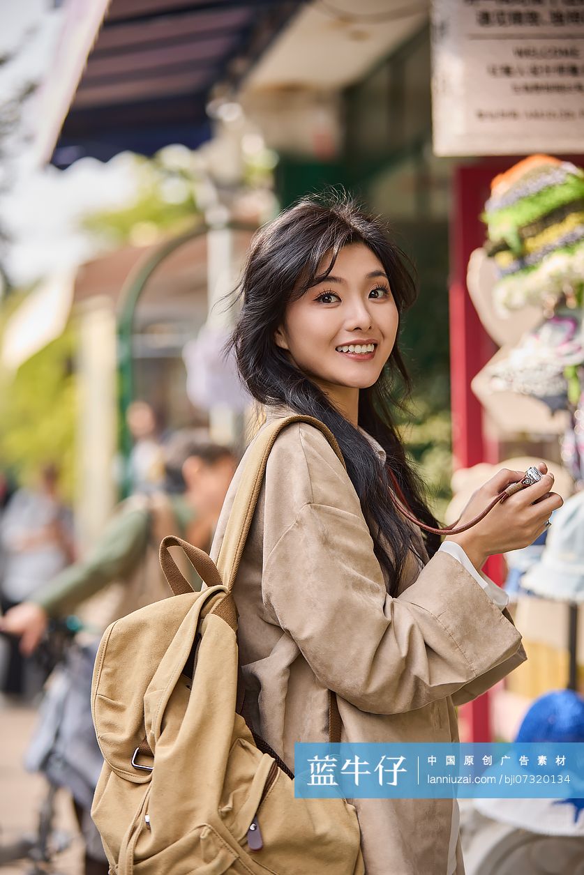 快乐的年轻女性在北京旅游