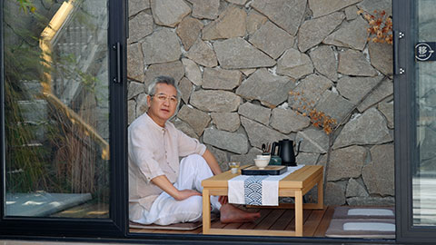 Mature Chinese man drinking tea in tea room,4K