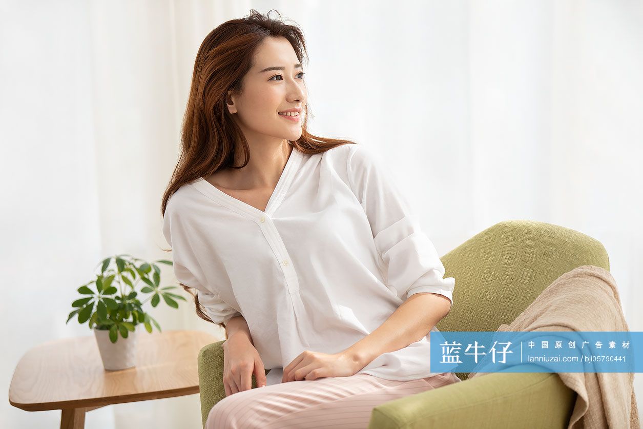 年轻女士在家休息