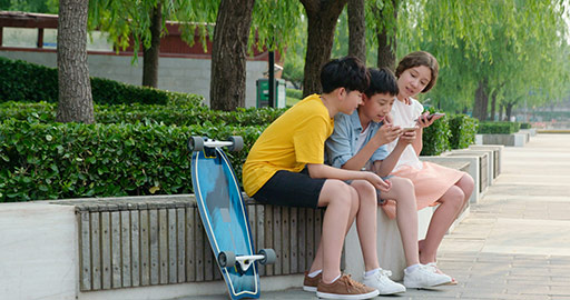 青少年在公园玩手机