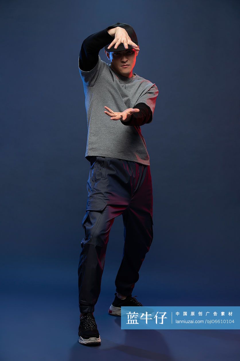 时尚的年轻男子跳舞