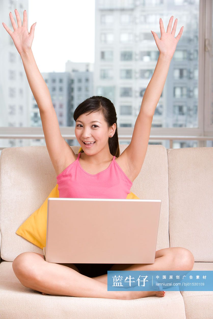 用电脑的年轻女子