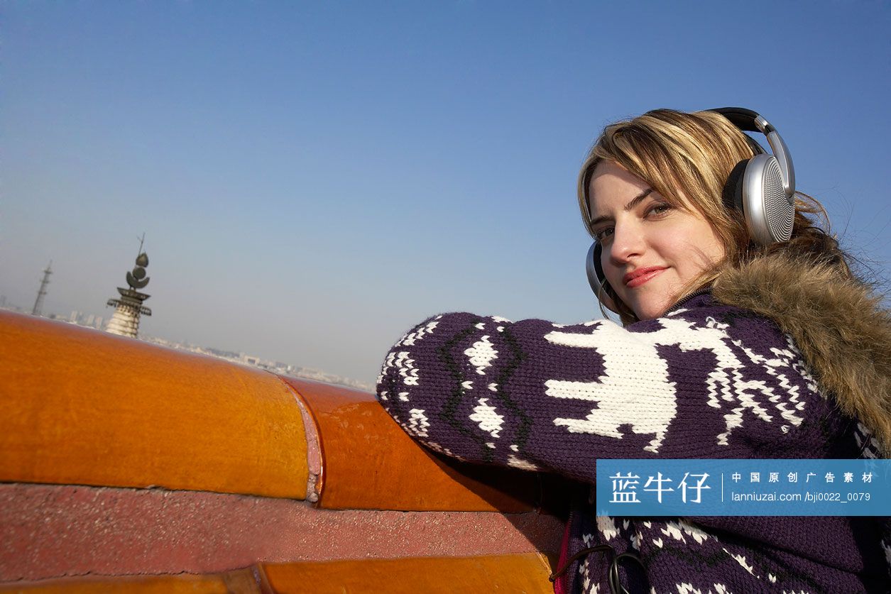 年轻女子听音乐