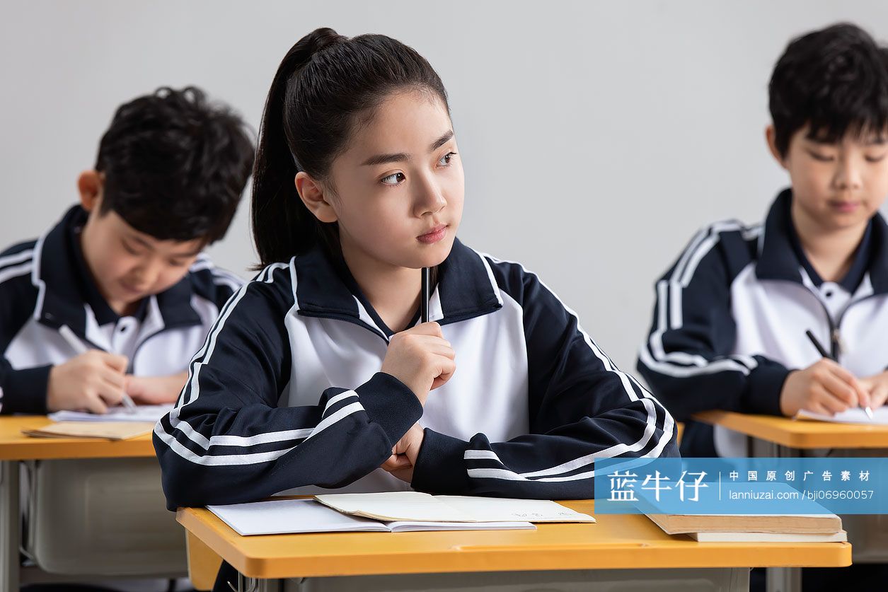 学生在教室学习