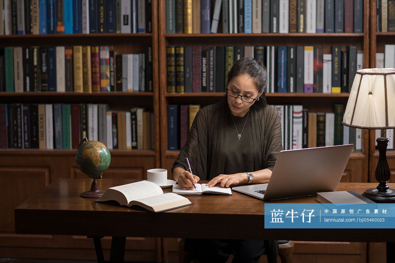优雅的中年女士在书房工作