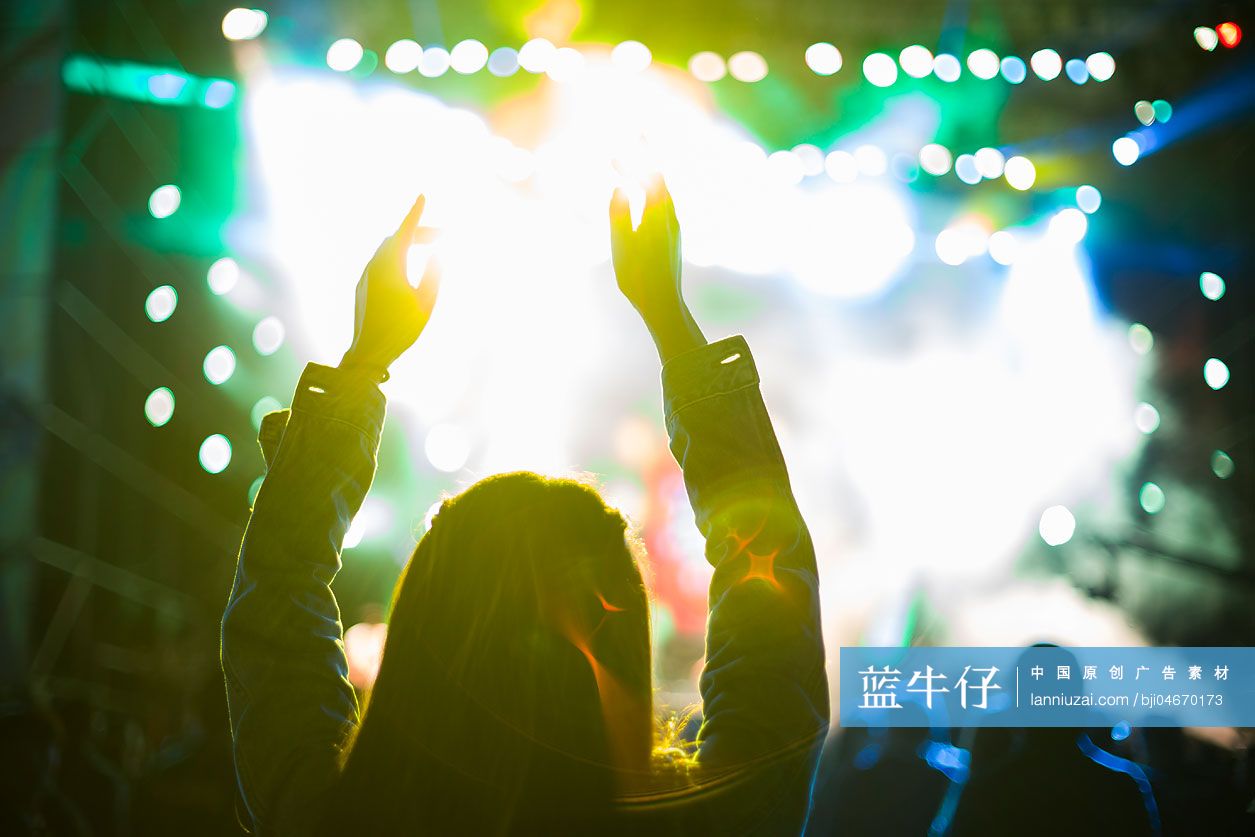 快乐的年轻女子参加音乐节