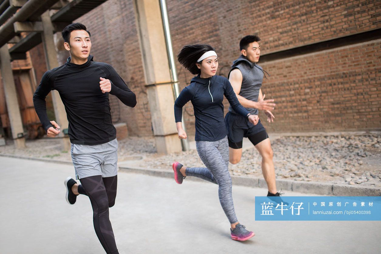 年轻人在户外跑步健身