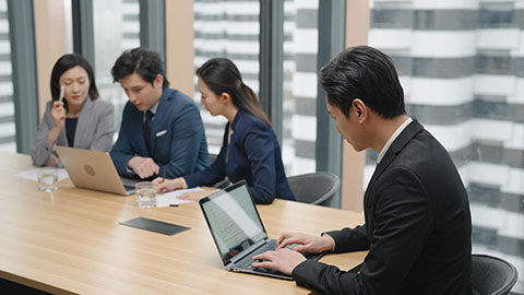 Young Chinese businessman using laptop in meeting room,4K