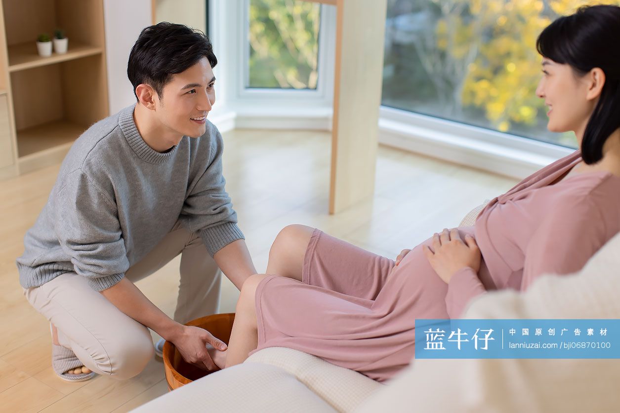 年轻丈夫在家照顾怀孕的妻子-蓝牛仔影像-中国原创广告影像素材
