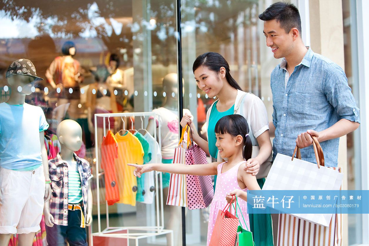 一家人在商场购物