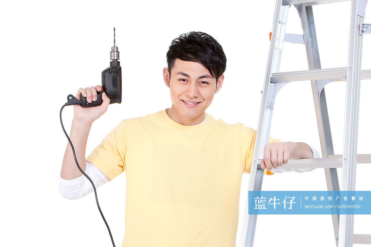 青年男性DIY装修