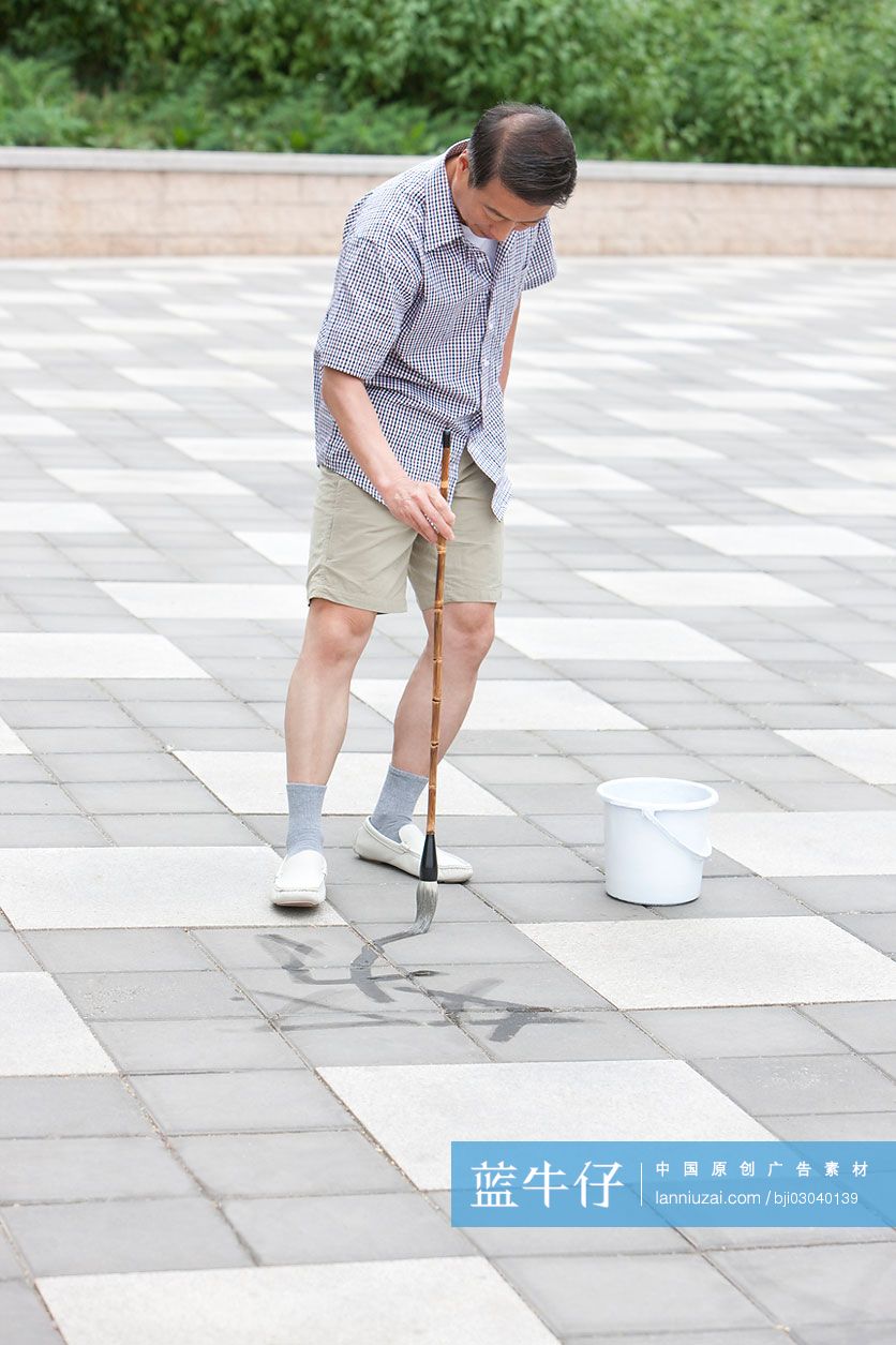 老人在公园写毛笔字