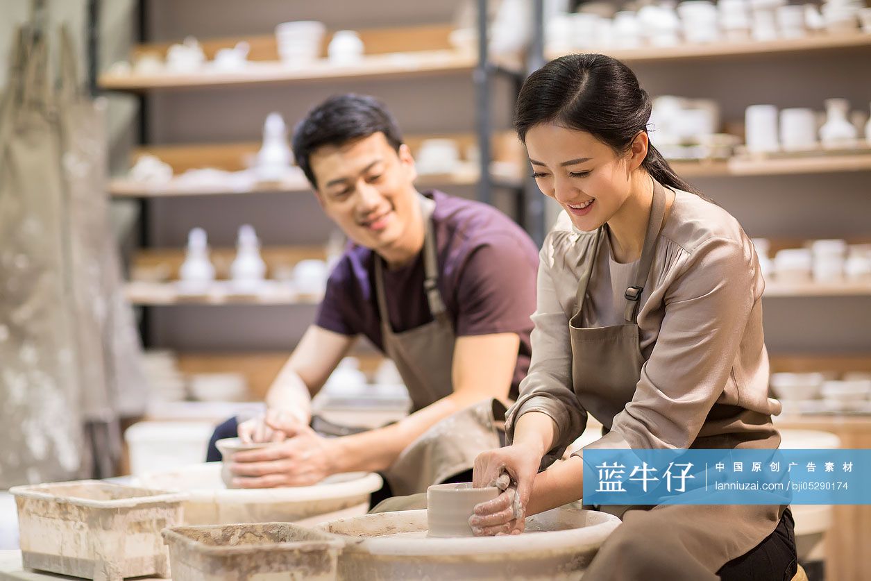 年轻女子学习手工陶艺