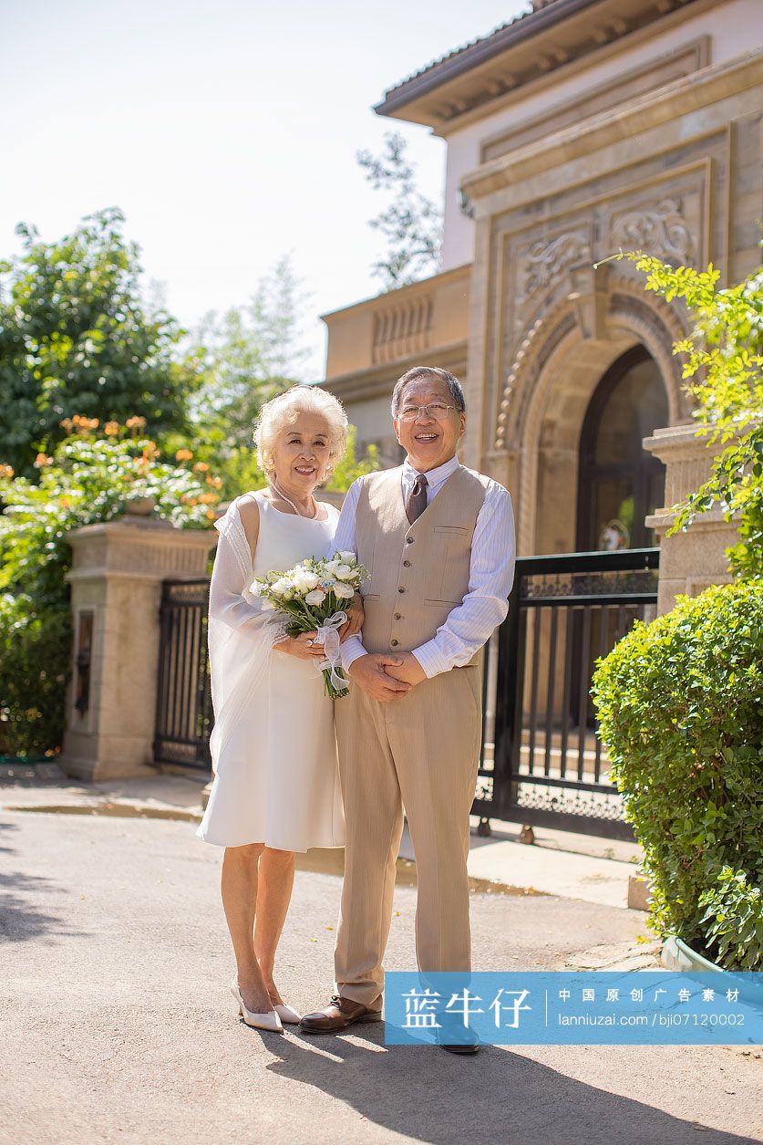 开心的老年新婚夫妇