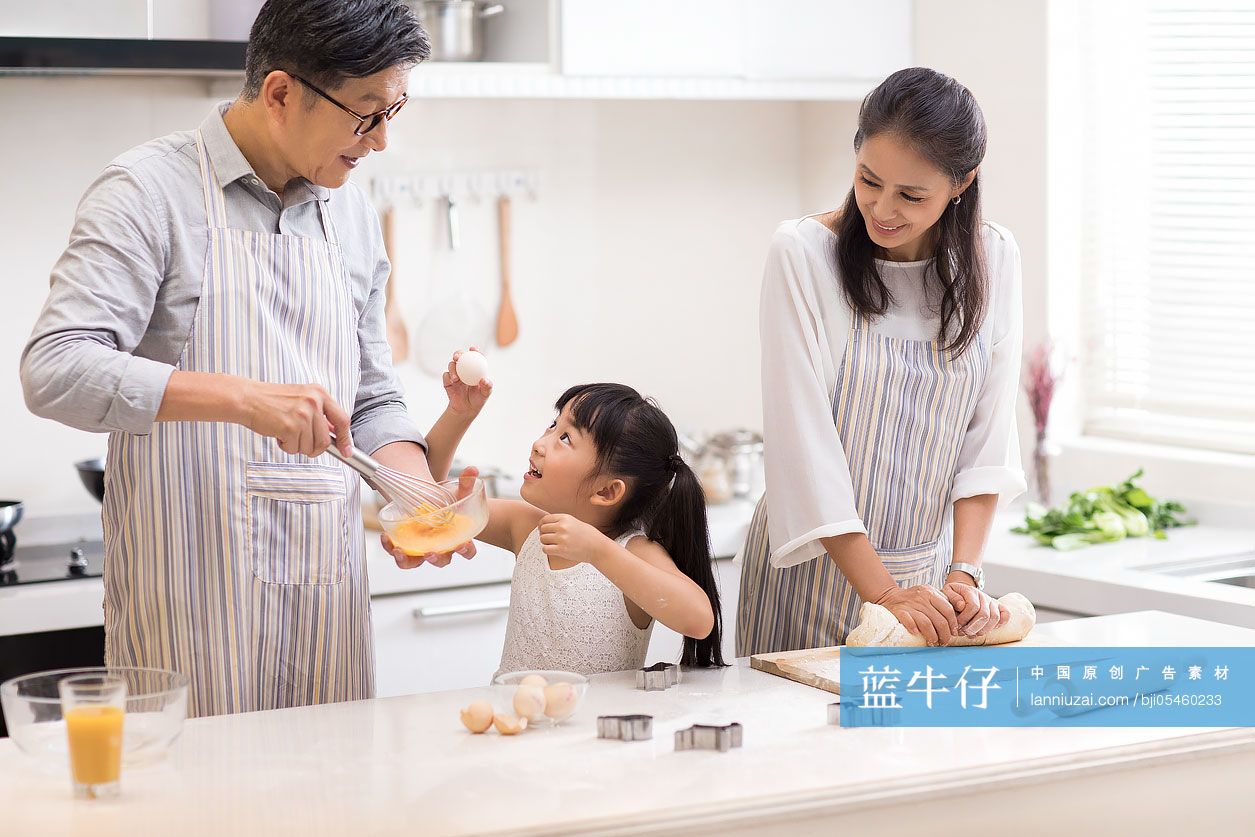 快乐小女孩和爷爷奶奶在厨房做饭