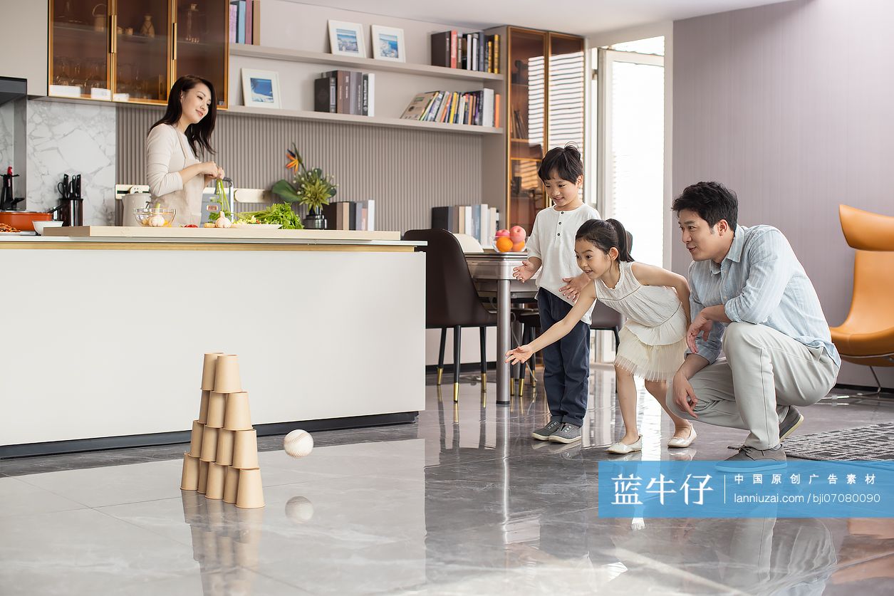 一家四口居家游戏