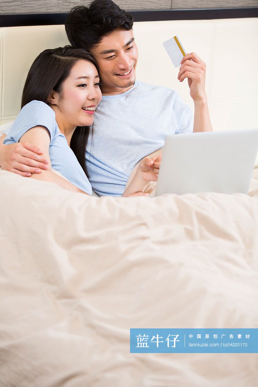 年轻夫妇用笔记本网购