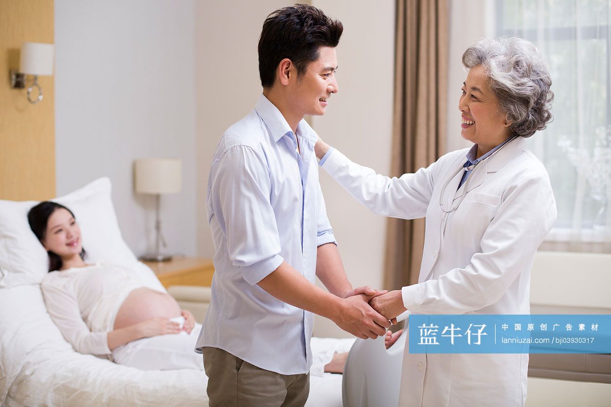 孕妇家属握手感谢医生