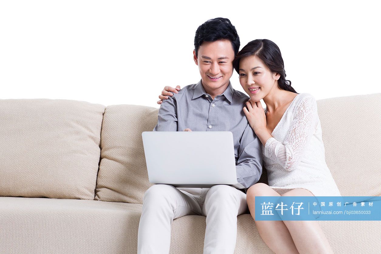 夫妇使用笔记本电脑-蓝牛仔影像-中国原创广告影像素材