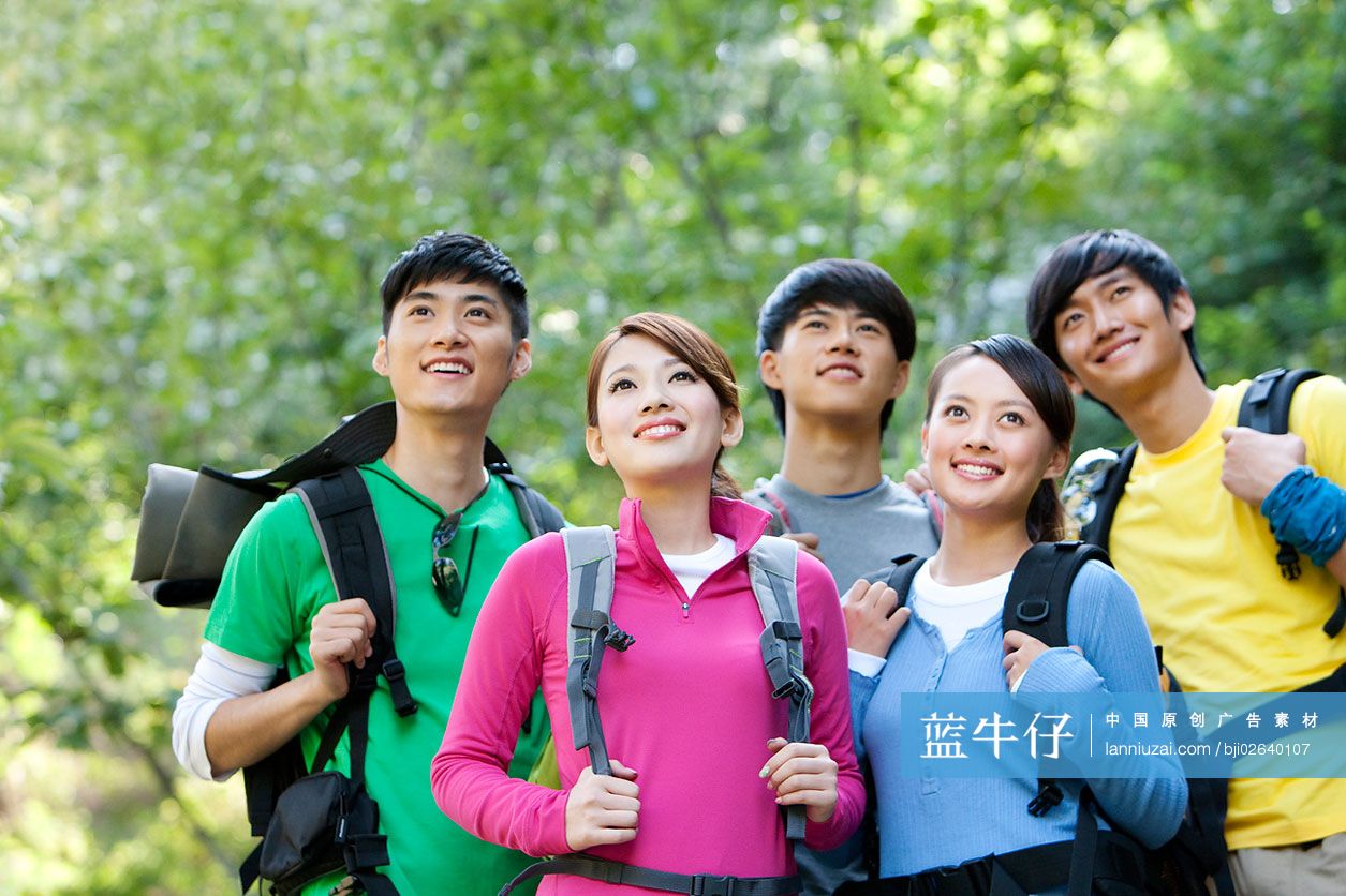 青年人户外郊游