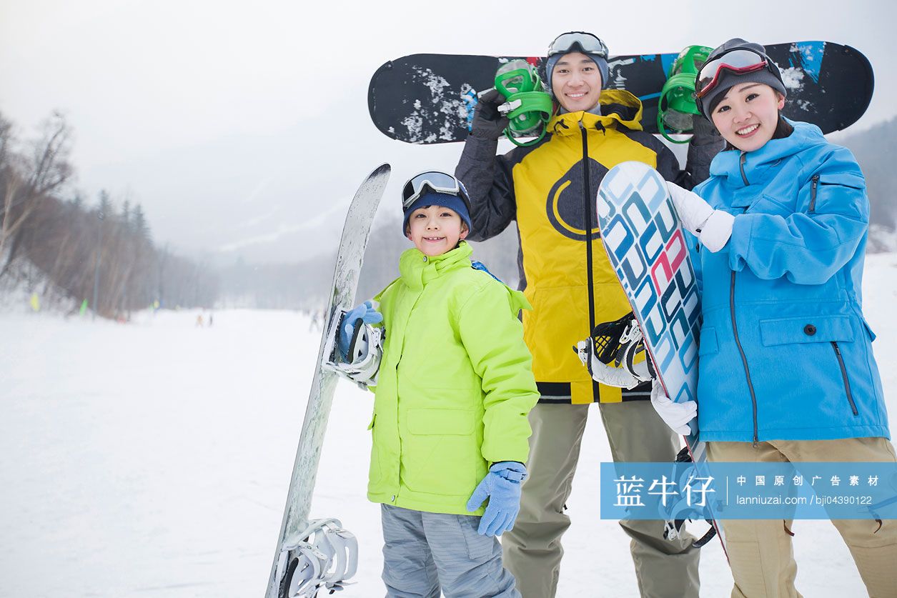 年轻家庭和滑雪板