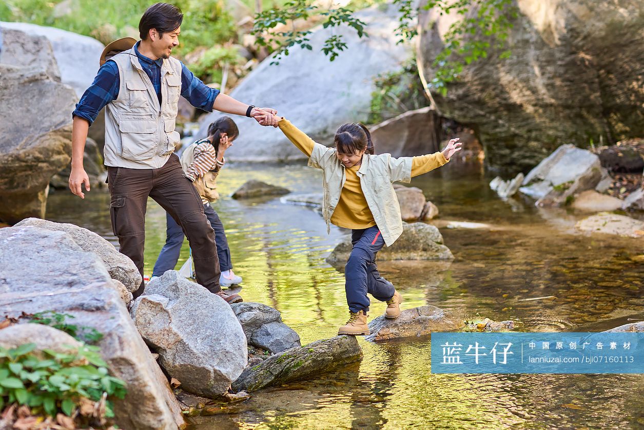 老师带学生在小溪边玩耍