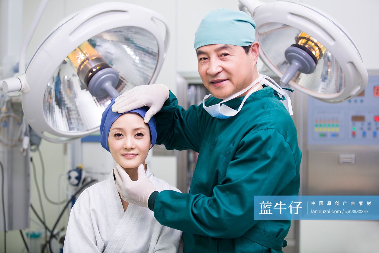 开心的女性和整容医生