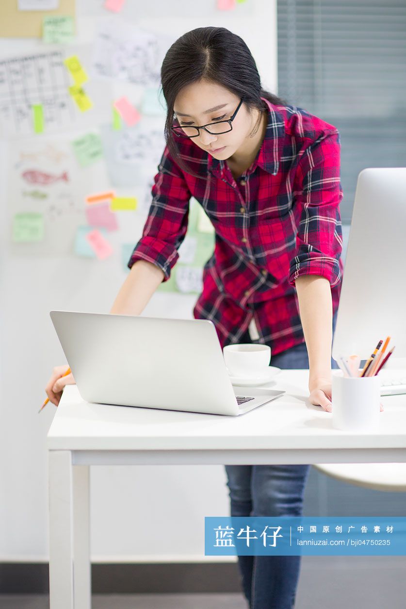 女设计师休闲办公