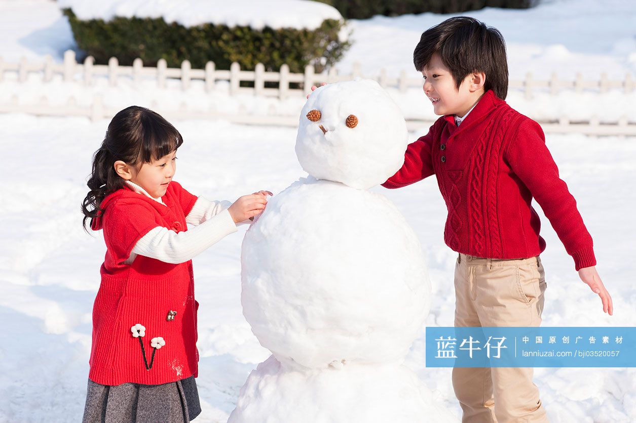 快乐的孩子们堆雪人