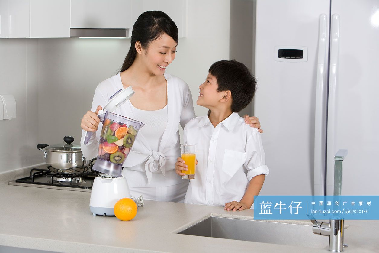 母子在厨房喝鲜榨果汁