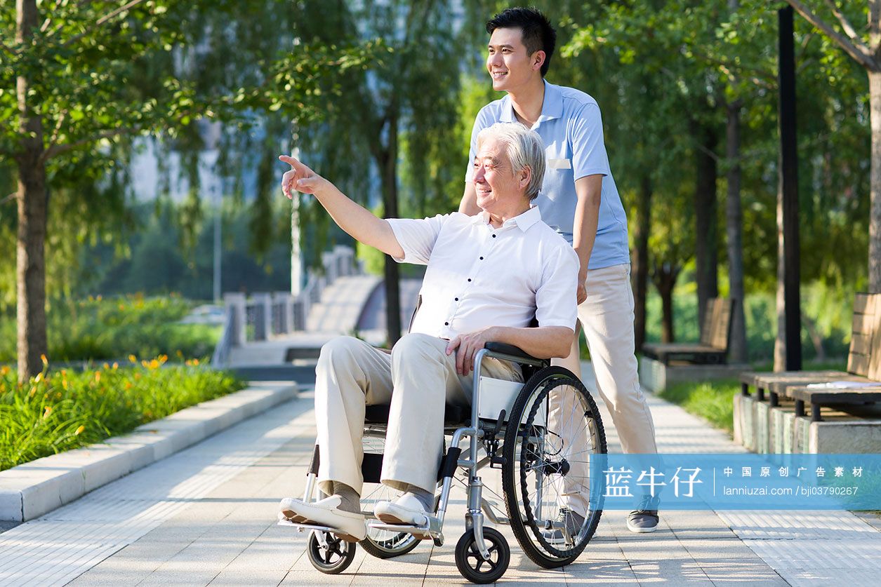 护工与坐着轮椅的老人