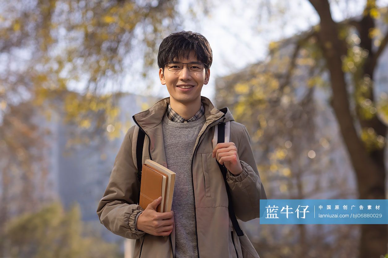 快乐的大学生肖像