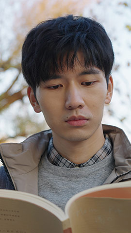 大学男生看书