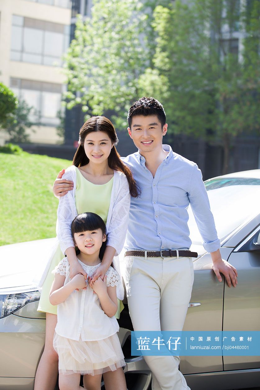 快乐的三口之家和汽车