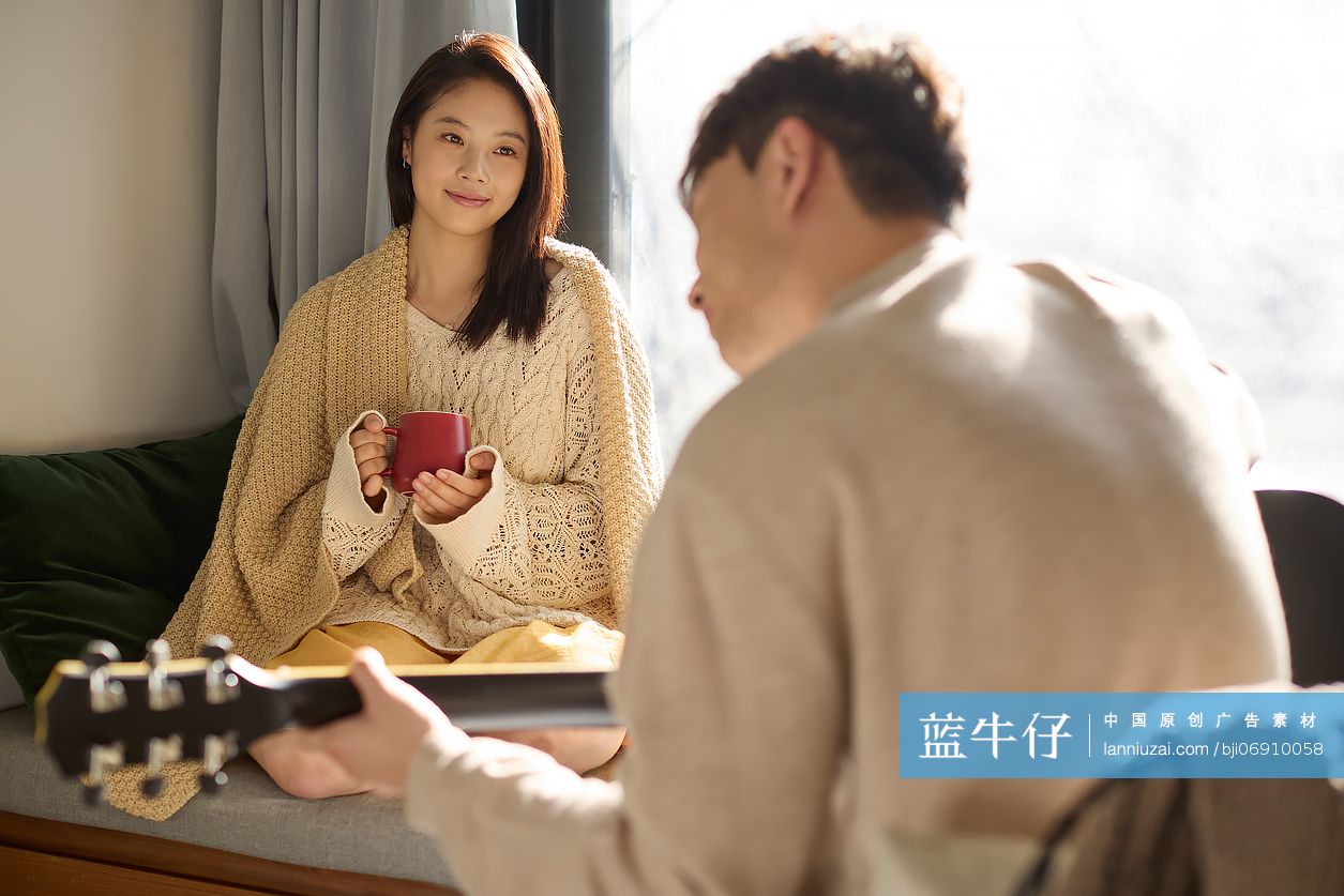听男友弹奏吉他