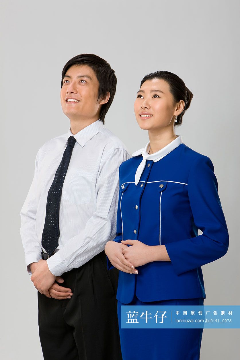 微笑的空乘人员