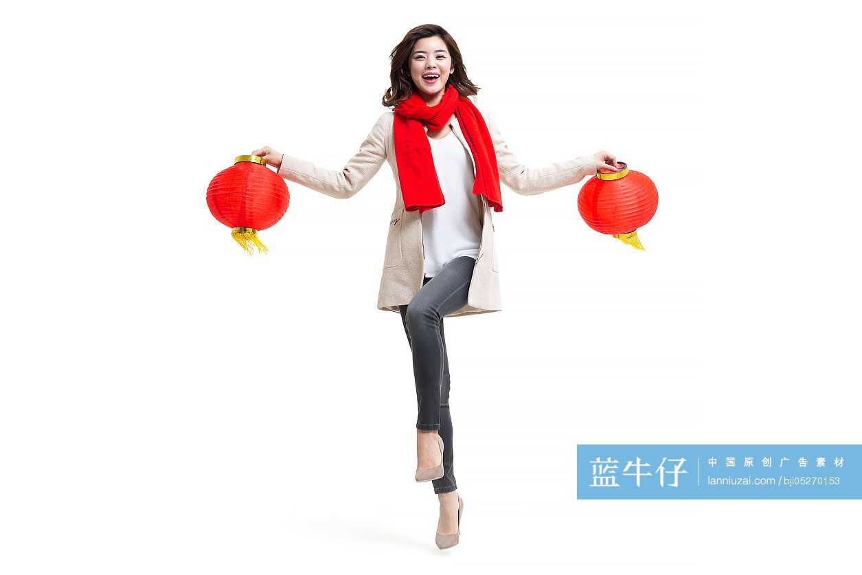 快乐的年轻女士拿着灯笼