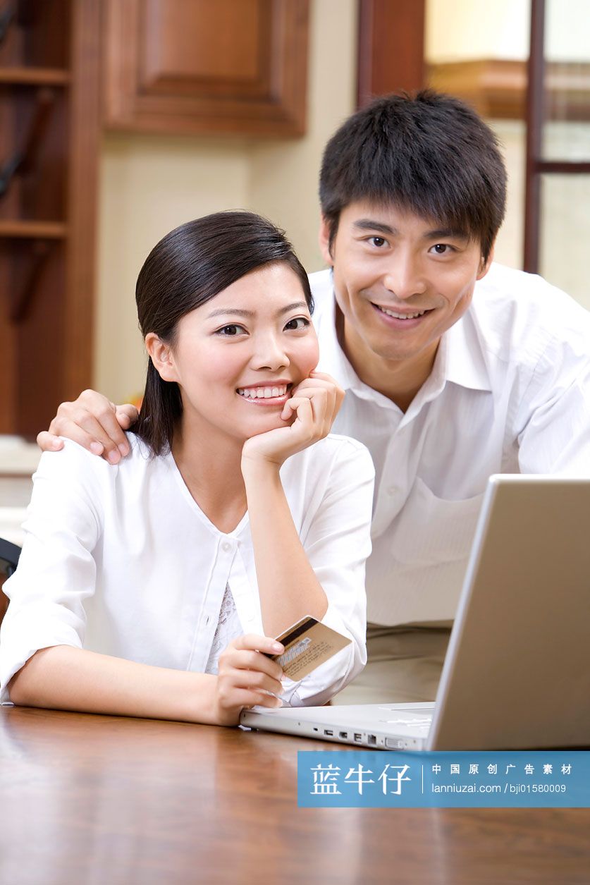 东方夫妇上网购物