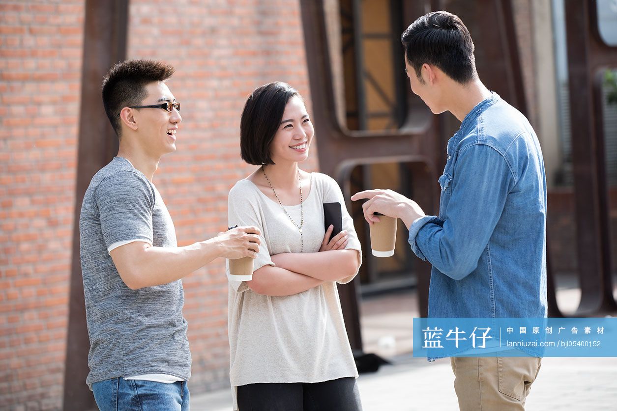 年轻朋友户外聊天