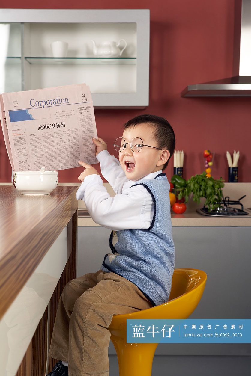 小男孩看报纸