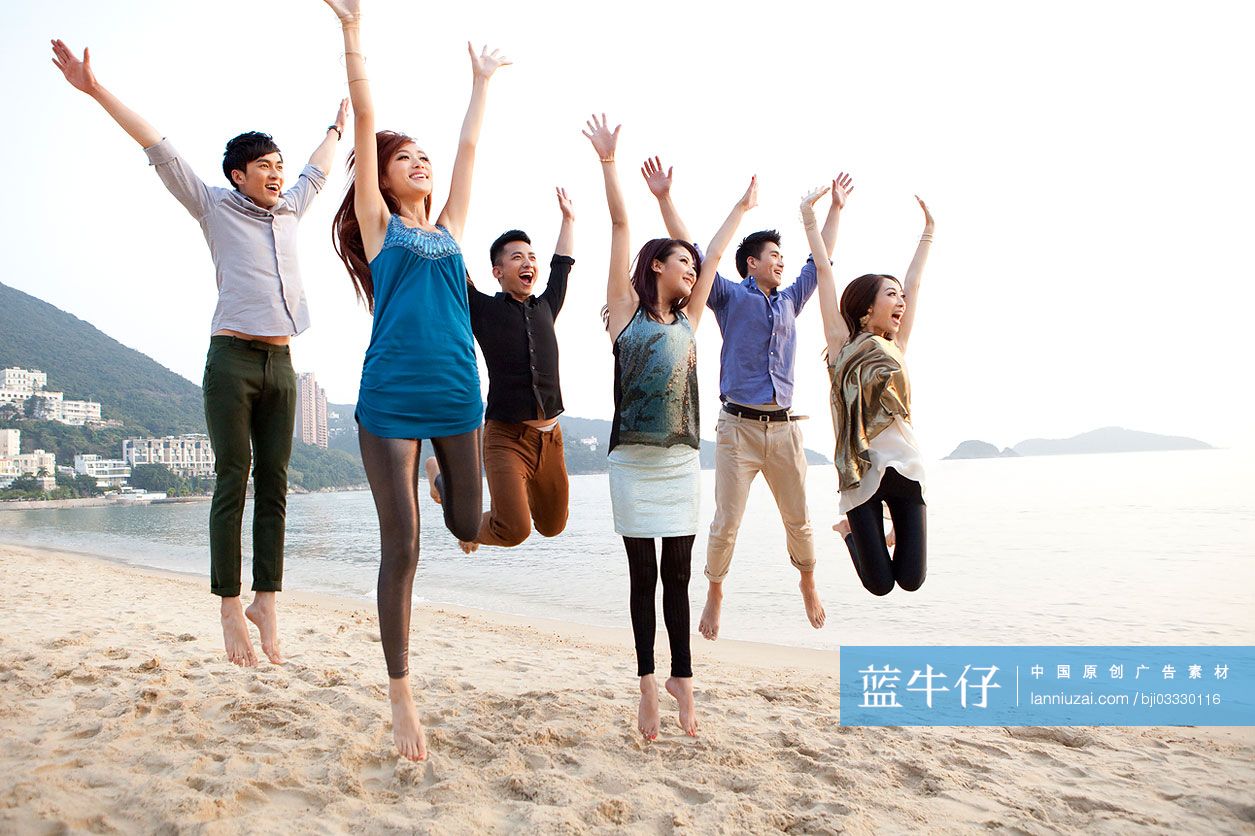 活跃的年轻人在沙滩上跳跃