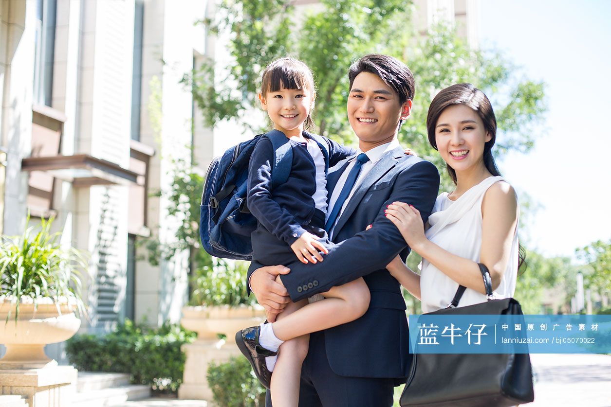 年轻父母送孩子去上学