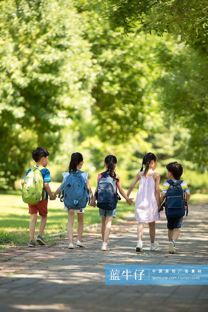 孩子们背着书包去上学