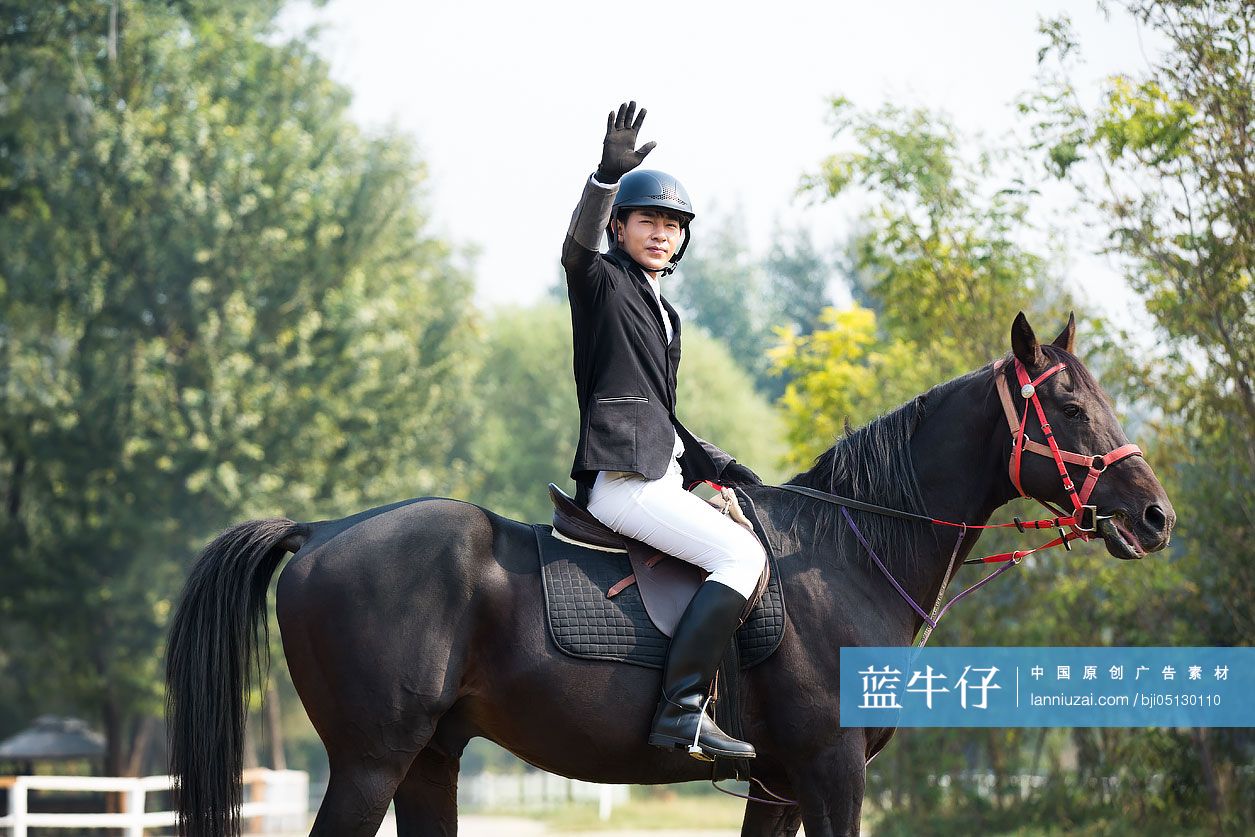 年轻男子骑马-蓝牛仔影像-中国原创广告影像素材