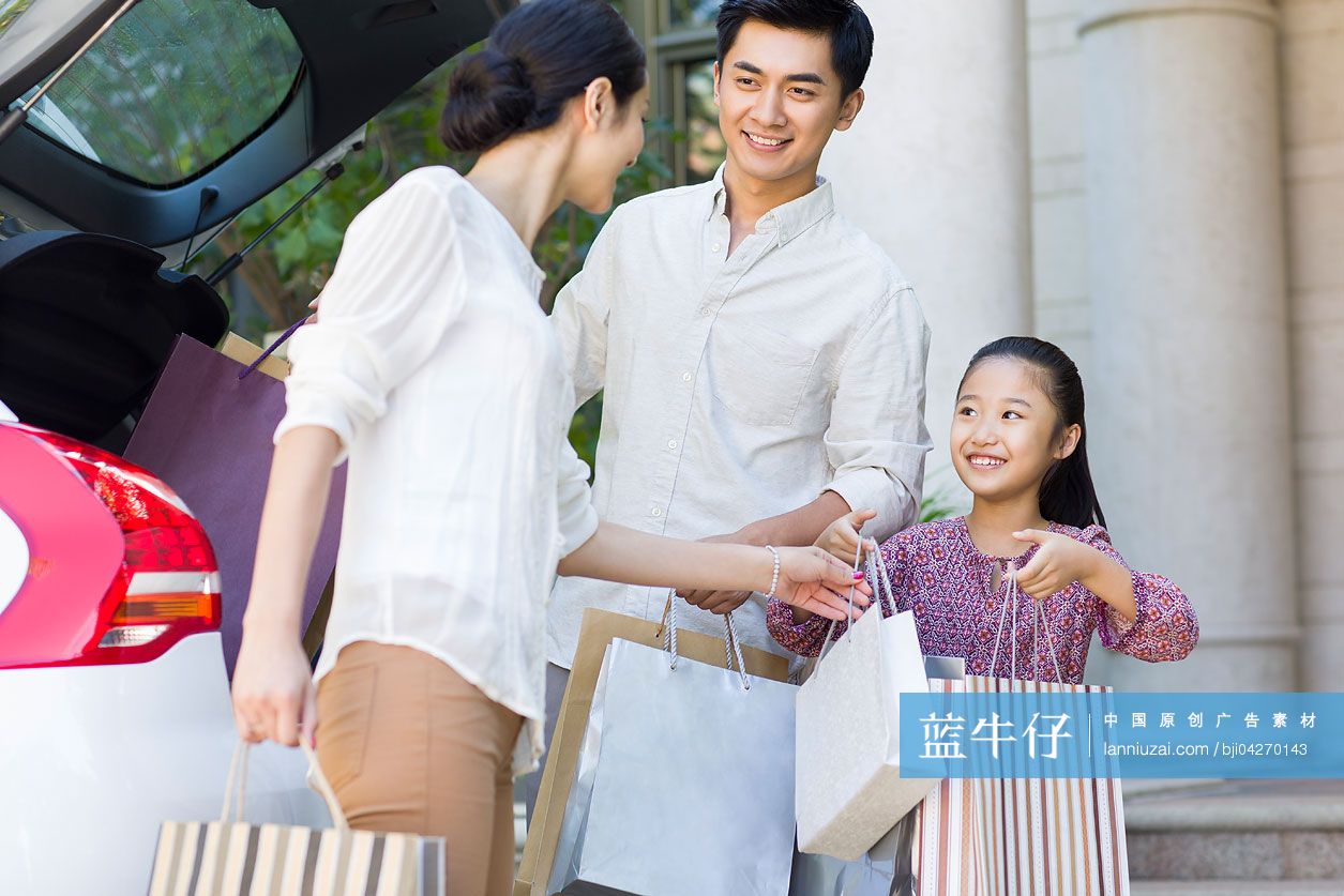三口之家购物回来