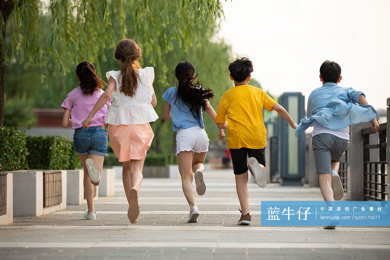 青少年在公园玩耍